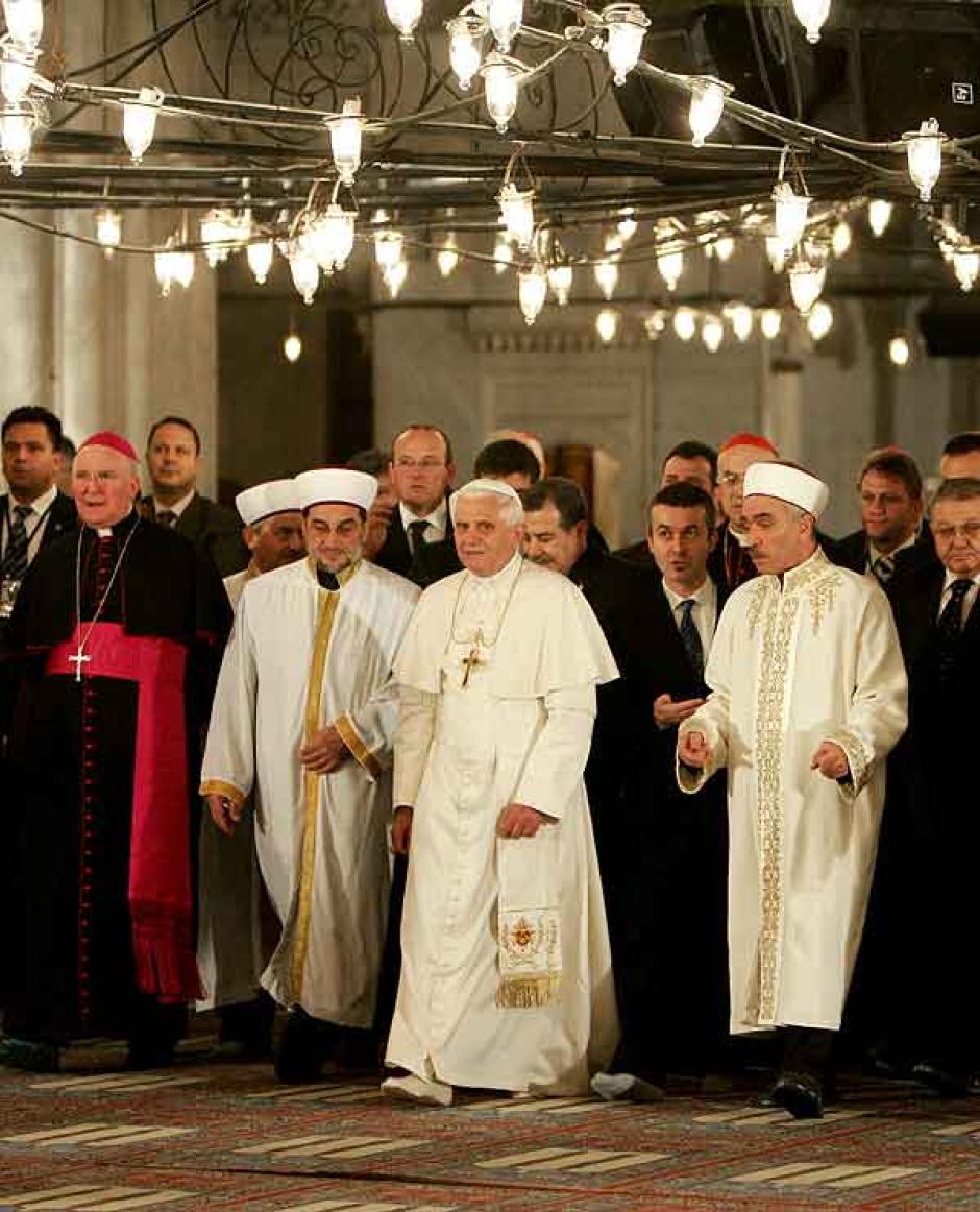 Benedicto XVI, descalzo, en el interior de la Mezquita Azul de Estambul