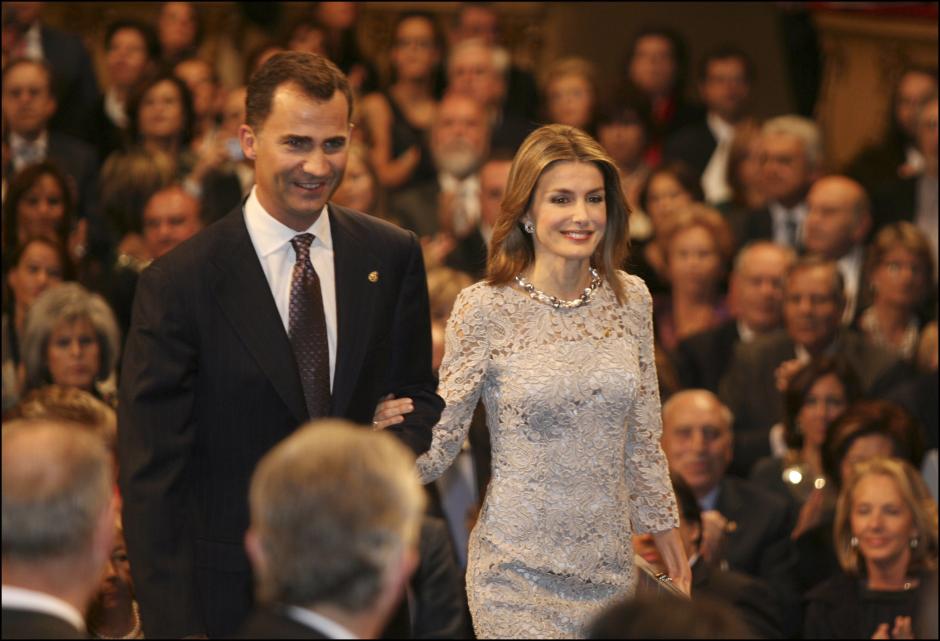 Tras sellar su historia de amor, Felipe Varela se convirtió en el diseñador de cabecera de doña Letizia durante muchos años, acompañándola en ocasiones tan importantes como el bautizo o las comuniones de sus hijas. Por aquel entonces, a pesar de ser más joven, el armario de la reina, entonces princesa, se caracterizaba por prendas más clásicas y tejidos ricos como el encaje, tweed o el guipur. Magrit era una de las firmas de zapatos que solía completar sus estilismos. Popularizó el diseño peep toe. En la imagen, en los Premios Príncipe de Asturias 2008.JJS/©KORPA
24/10/2008
OVIEDO

2008 Principe de Asturias Awards
Pictured: Felipe de Borbon and Letizia Ortiz