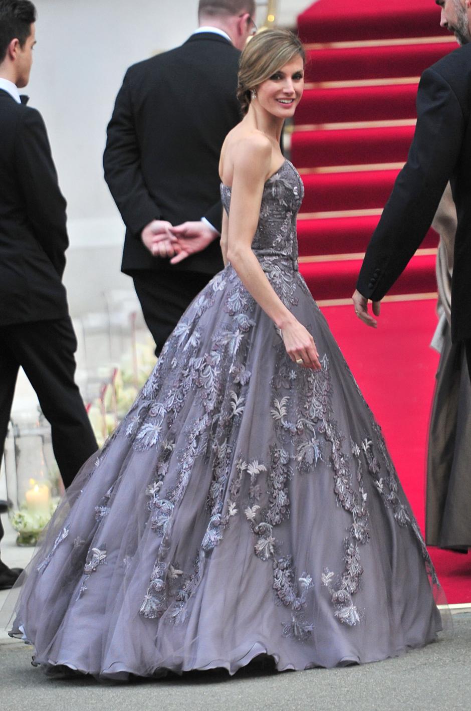 Princess Letizia of Spain at the evening before the wedding of Prince William and Kate Middleton in London.
en la foto : vestida de la firma " felipe valera "