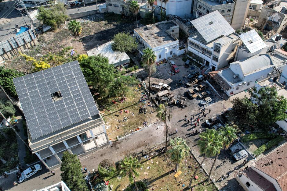 Vista aérea del sitio del impacto de un cohete en el hospital Ahli Arab en Gaza