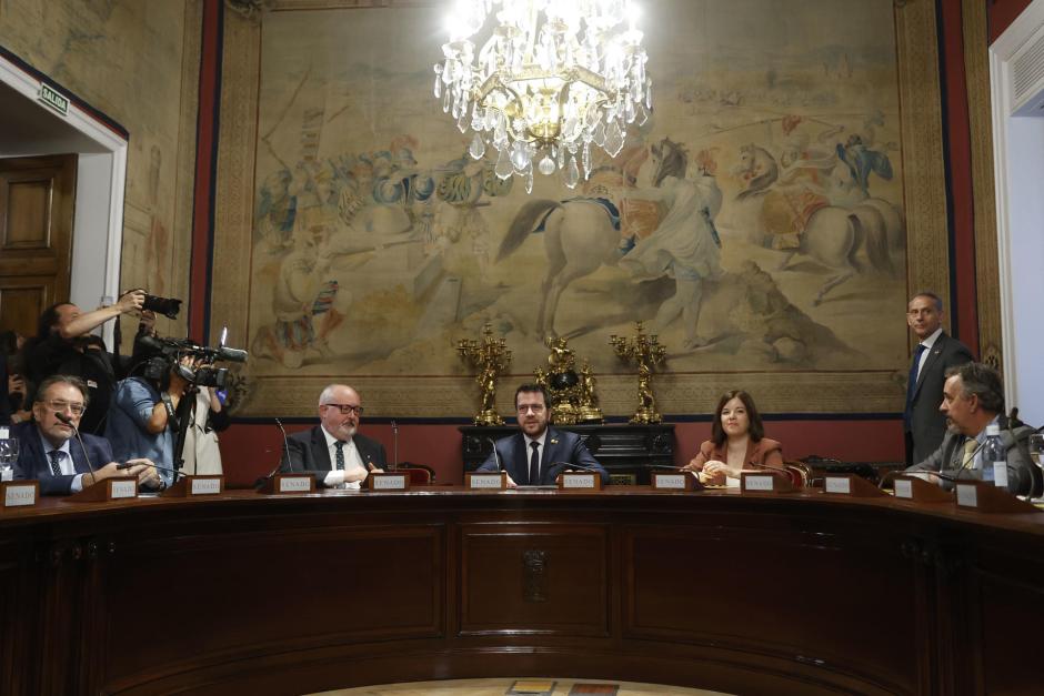 El presidente de la Generalitat, Pere Aragonés, junto a los senadores Joan Capdevila y Sara Bailac, asiste a la Comisión General de las Comunidades Autónomas que se celebra en el Senado, este jueves