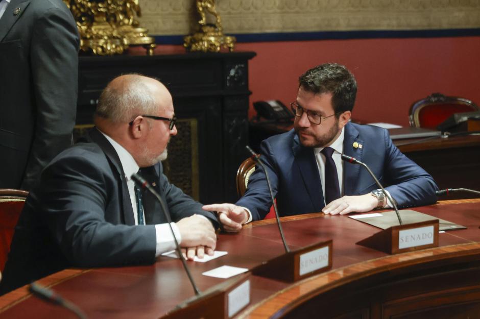 El presidente de la Generalitat, Pere Aragonés, conversa con Joan Capdevila, en el Senado