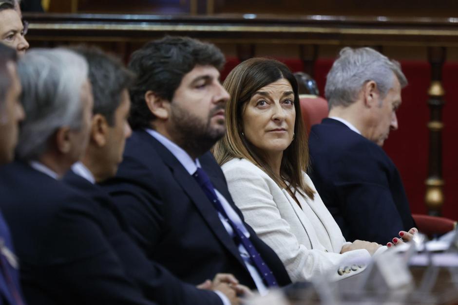 López Miras, junto a la presidenta de Cantabria, este jueves, en el Senado