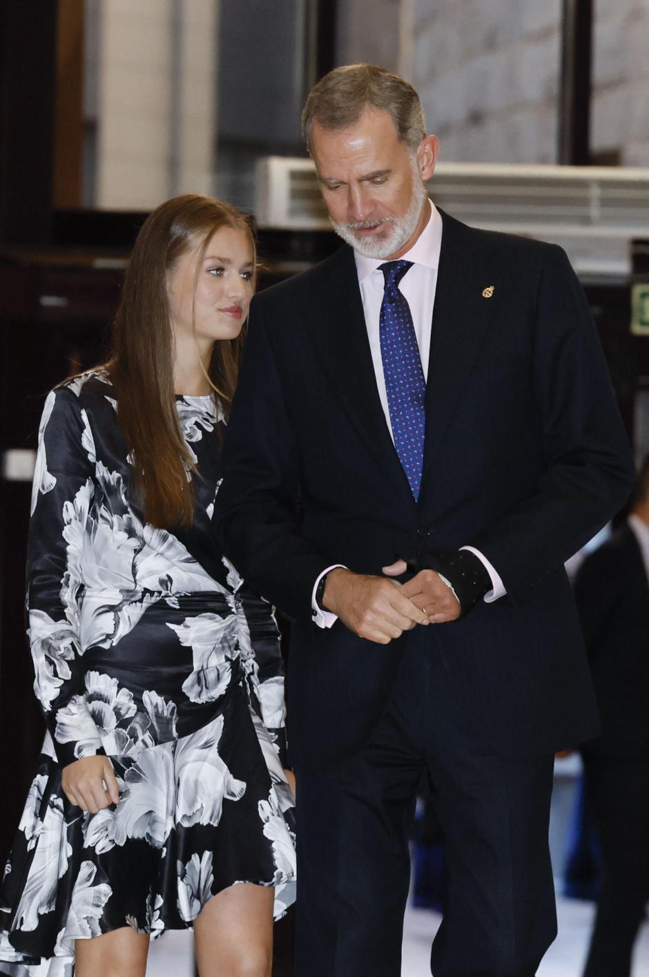 El Rey Felipe VI y la Princesa Leonor a su llegada al Concierto Premios Princesa de Asturias, este jueves en Oviedo