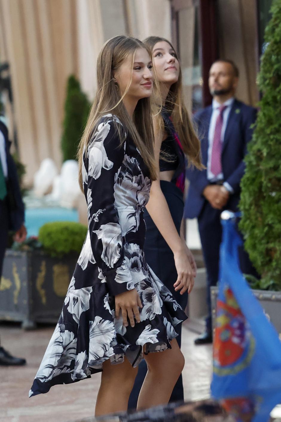 La Princesa Leonor y la Infanta Sofía, a su llegada al concierto de los Premios Princesa de Asturias 2023