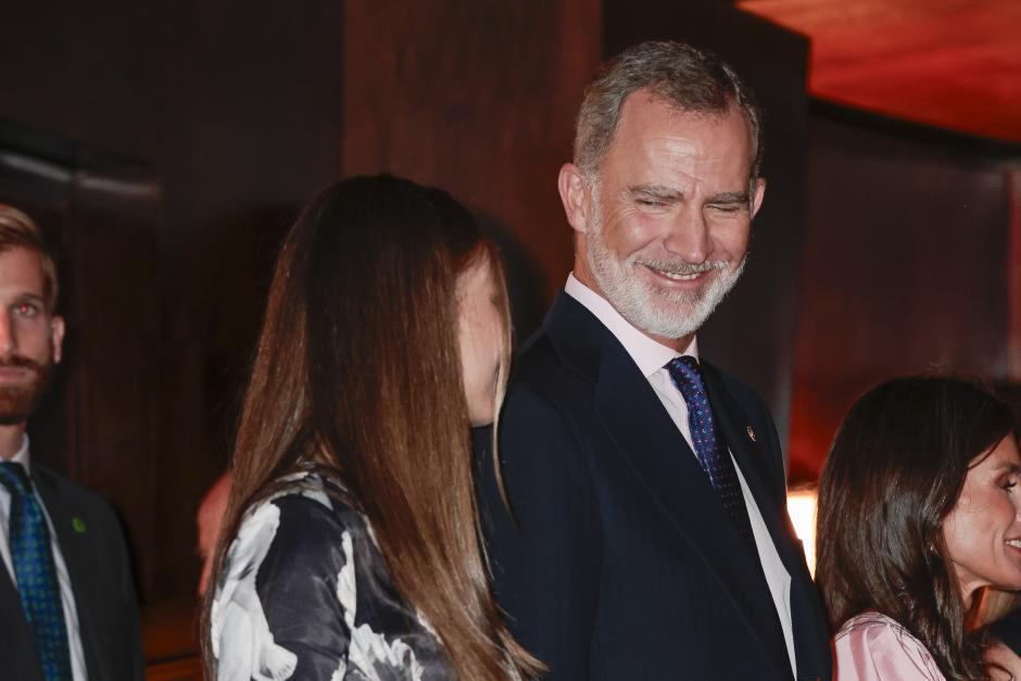 La Princesa Leonor y el Rey Felipe IV comparten un momento de complicidad durante el concierto de los Premios Princesa de Asturias