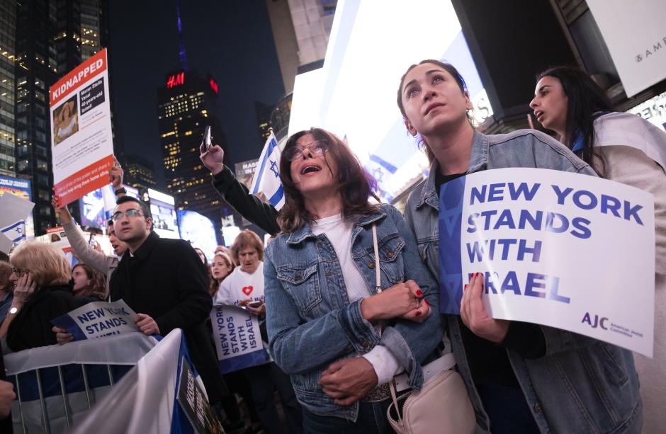 New York (United States), 20/10/2023.- People gather during a rally in support of Israel in Times Square, New York, New York, USA, 19 October 2023. Thousands of Israelis and Palestinians have died since the militant group Hamas launched an unprecedented attack on Israel from the Gaza Strip on 07 October 2023, leading to Israeli retaliation strikes on the Palestinian enclave. (Protestas, Nueva York) EFE/EPA/JUSTIN LANE