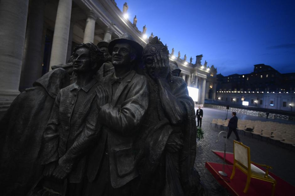 Imagen de la escultura Ángeles inconscientes, de Timothy Paul Schmalz