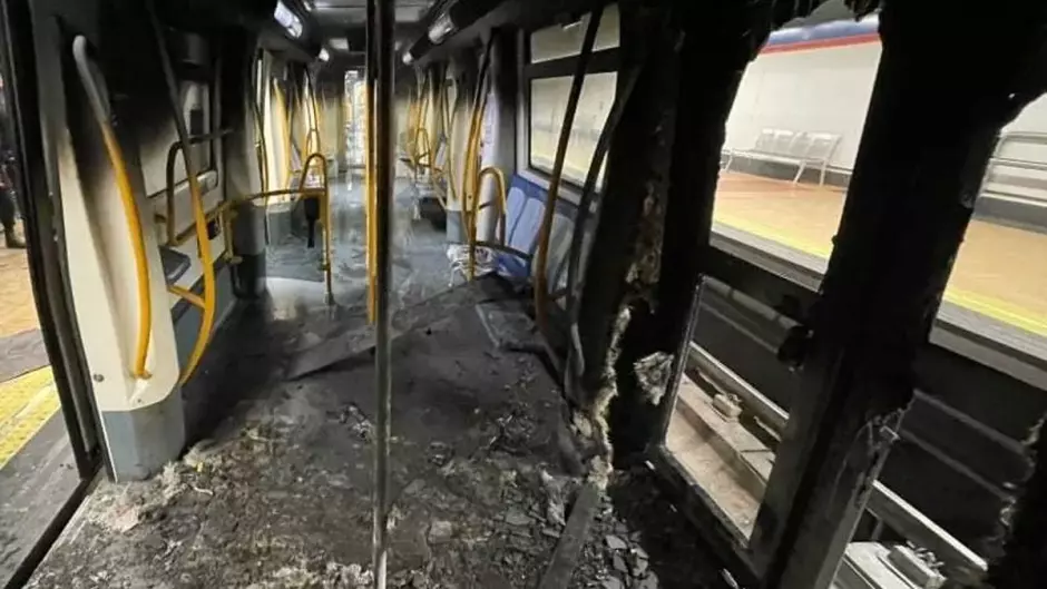 Así quedó el vagón de Metro apagado por los bomberos tras arder un patinete
