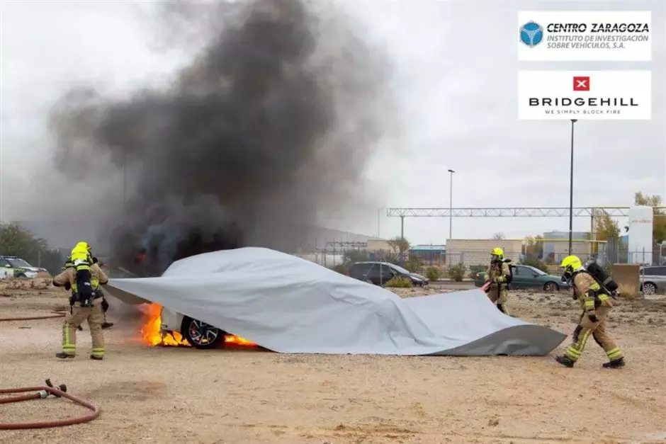 La manta térmica elimina las llamas, pero al quitarla el coche vuelve a arder