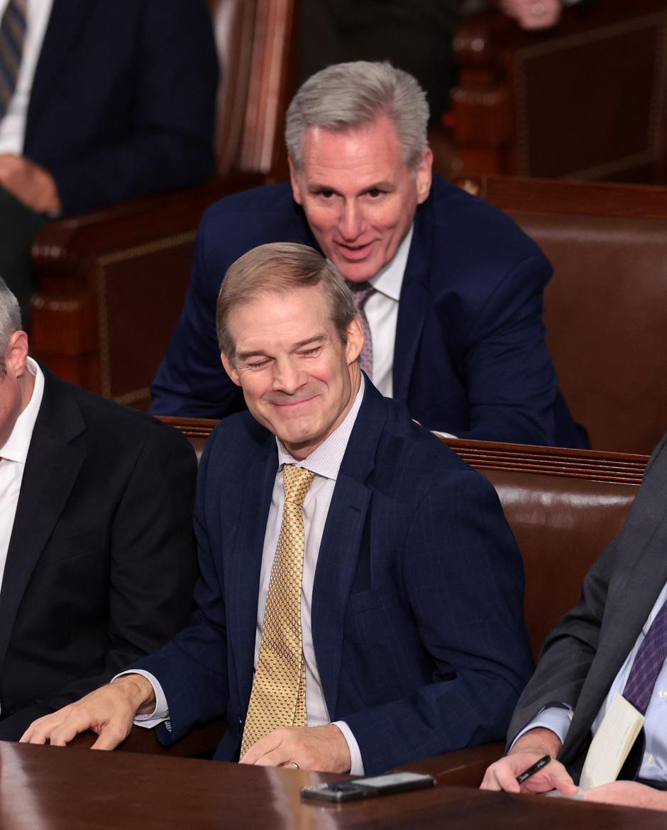 Kevin McCarthy (D), expresidente de la Cámara de Representantes de EE.UU. y Jim Jordan (Iz de espalda) candidato a sustituirlo