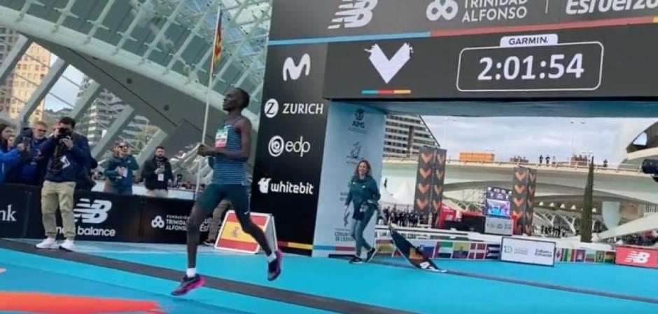 Llegada a la meta del atleta Kelvin Kiptum en el Maratón de Valencia de 2022.