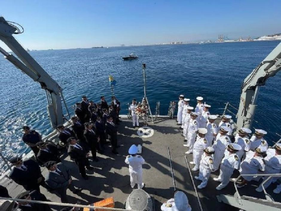 Tributo a los caídos del minador 'EOLO' en la mar, junto con el Tercio de Veteranos de Infantería de Marina a bordo del cazaminas 'Sella'