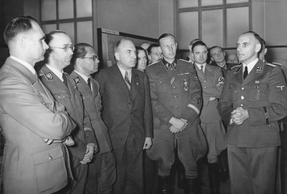 Hess, Heinrich Himmler, Philipp Bouhler, Fritz Todt, Reinhard Heydrich y otros escuchando a Konrad Meyer en una exposición de Plan General del Este