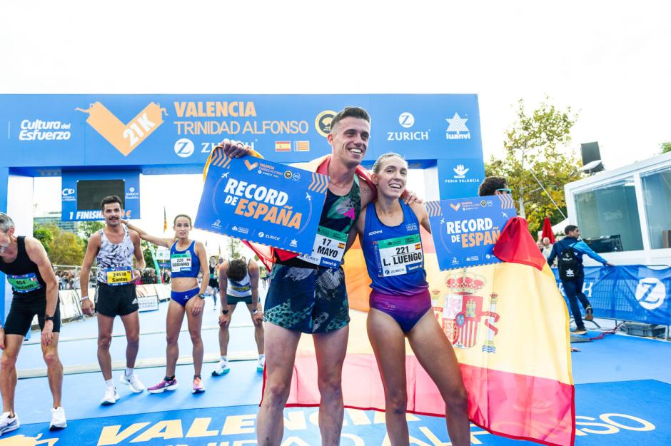 Carlos Mayo y Laura Luengo, tras batir los récords de España de Medio Maratón.