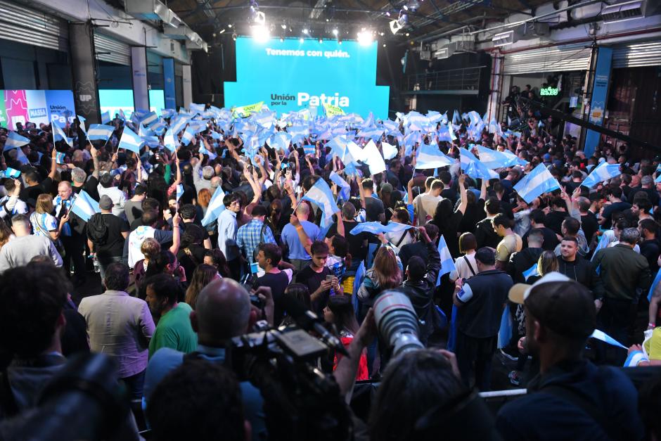 Simpatizantes del candidato presidencial Sergio Massa acuden a un acto tras conocerse los resultados de la primera vuelta de las elecciones argentinas