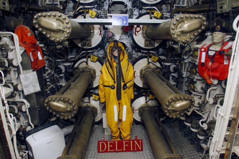 Detalle de un espacio en el submarino Delfín S-61, un museo flotante en el puerto de Torrevieja (Alicante)