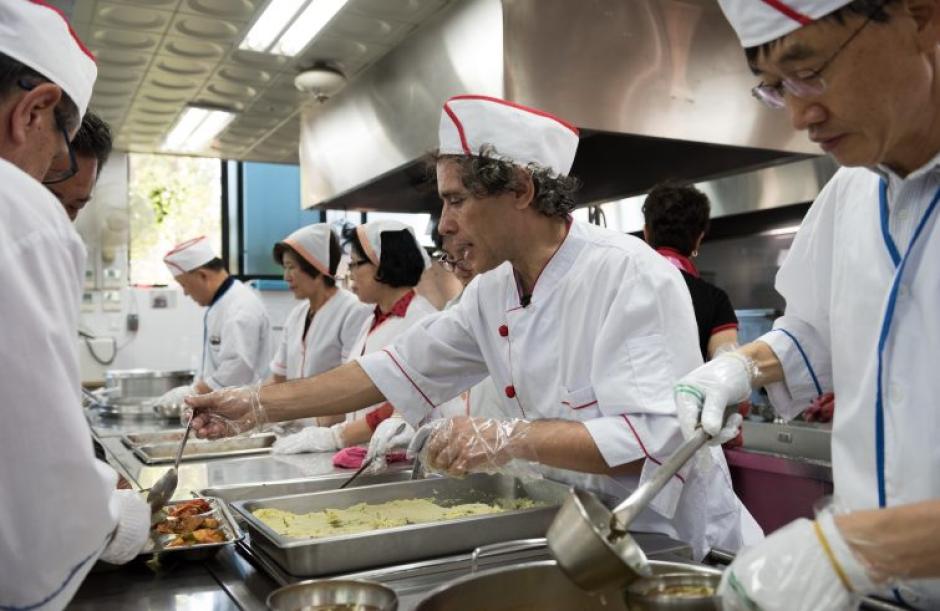 El chef de Dios ayudando en comedor de Corea del Sur