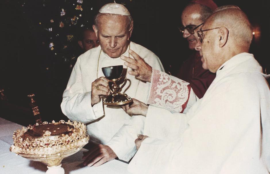 San Juan Pablo II sostiene el Santo Cáliz, durante su viaje a Valencia