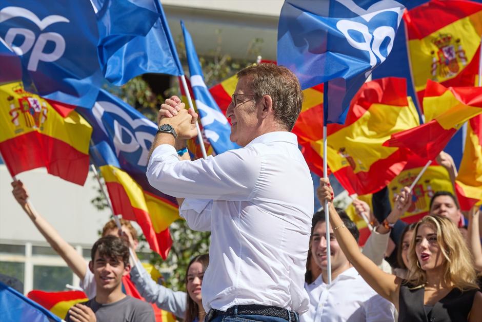 El líder del PP y candidato a la Presidencia del Gobierno, Alberto Núñez Feijóo, saluda durante la manifestación organizada por el PP, en la plaza de Felipe II, a 24 de septiembre de 2023, en Madrid (España). Bajo el lema ‘A la calle contra la amnistía, el referéndum y contra aquellos que quieren destruir nuestro Estado de Derecho’, el Partido Popular ha organizado una movilización cívica e institucional contra el intento de Pedro Sánchez de “destruir la Constitución” con una posible aprobación de una amnistía y de reconocer el derecho de autodeterminación. La dirección nacional de Génova pretende visibilizar la posibilidad de que el PSOE esté dispuesto a conceder beneficios judiciales a los condenados por la consulta ilegal del 1-O en Cataluña para reeditar la coalición al frente de La Moncloa, tal y como le reclaman los partidos independentistas.
24 SEPTIEMBRE 2023;MADRID;AMBIENTE;MANIFESTACIÓN PP;CONTRA LA AMNISTÍA
Jesús Hellín / Europa Press
24/9/2023