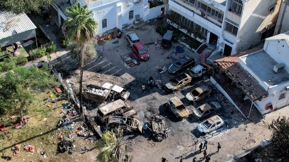 Vista aérea del sitio del impacto de un cohete en el hospital Ahli Arab en Gaza