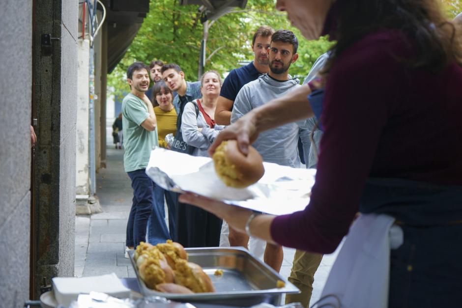 MADRID, 24/10/2023.- Un grupo de personas hacen cola frente al restaurante Haramboure en Madrid para comprar el mollete de tortilla que provoca colas a diario y se ha vuelto viral en redes. EFE/ María Alonso Martos