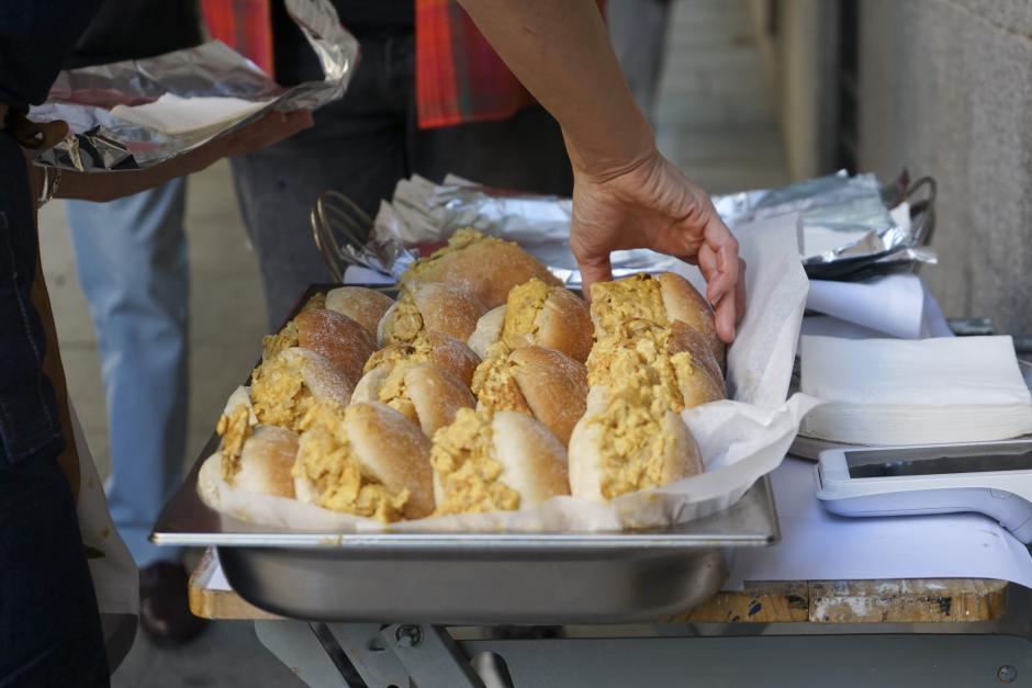 MADRID, 24/10/2023.- Varios molletes de tortilla ahumada que provoca colas a diario en el restaurante Haramboure de Madrid y se ha vuelto viral en redes. EFE/ María Alonso Martos