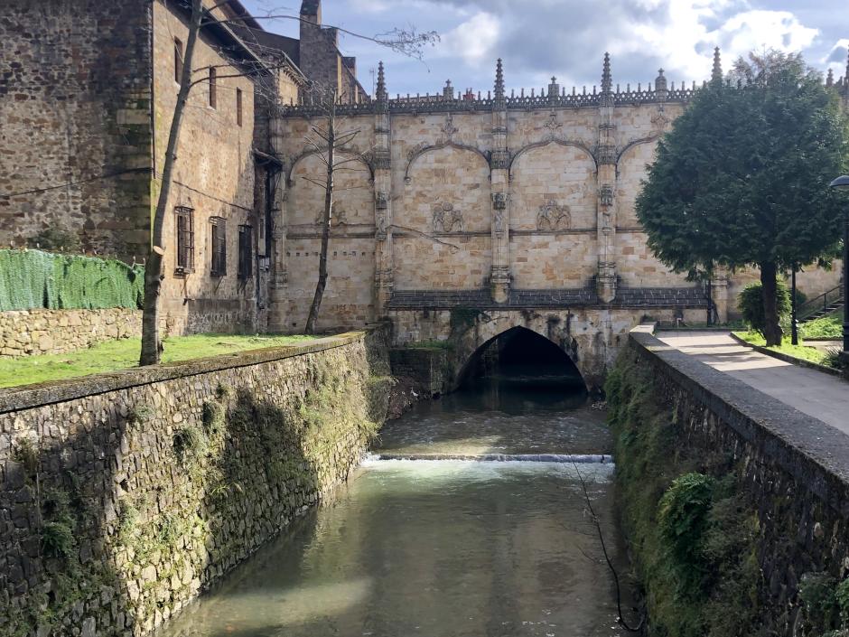 Río bajo el claustro de la iglesia de San Miguel