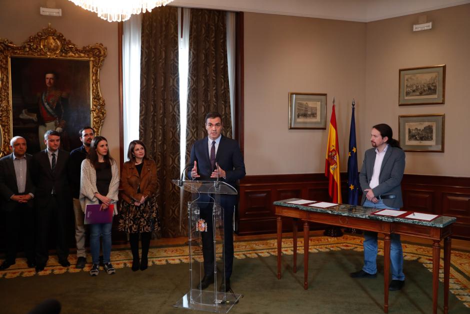 Irene Montero, Adriana Lastra y Alberto Garzón, entre otros, en la firma del acuerdo entre PSOE y Podemos