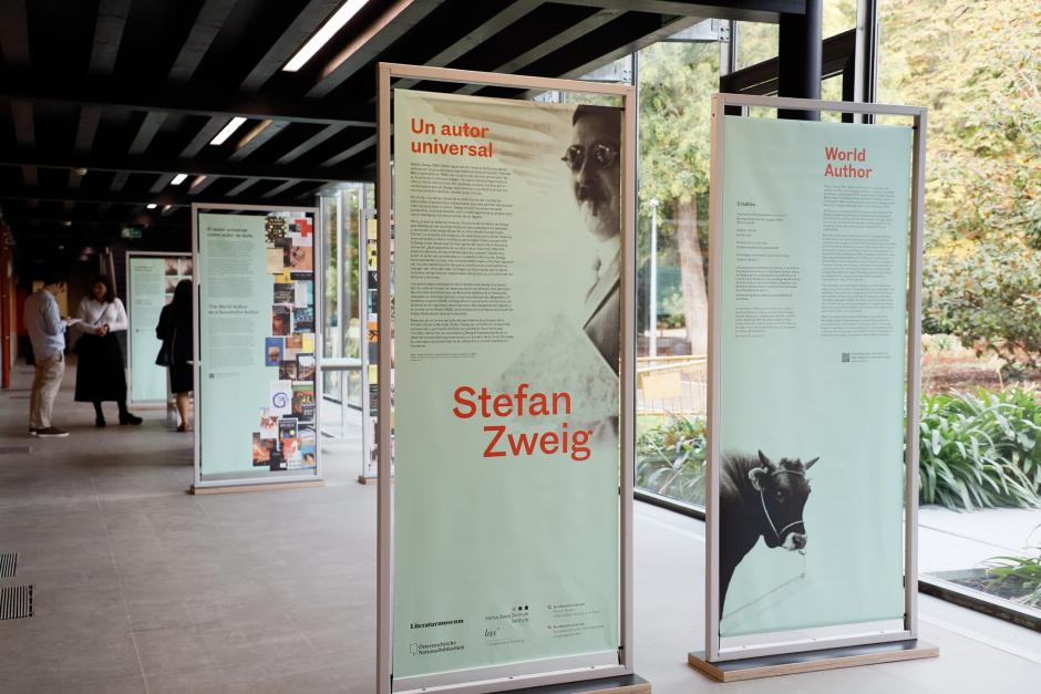 Inicio de la exposición sobre Stefan Zweig, en la Biblioteca Eugenio Trías de Madrid