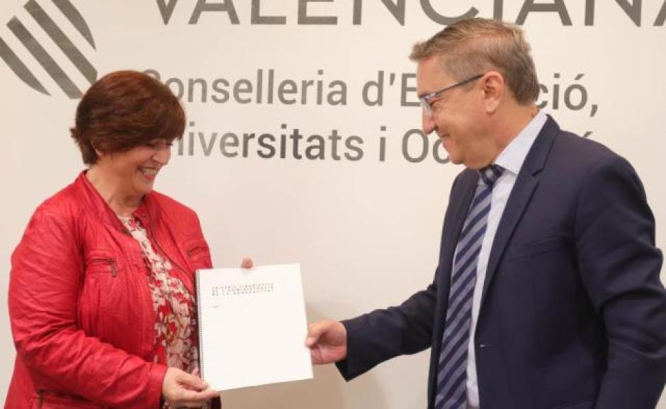El consejero de Educación, José Antonio Rovira, entrega a la presidenta de la AVL los criterios lingüísticos de la Generalitat