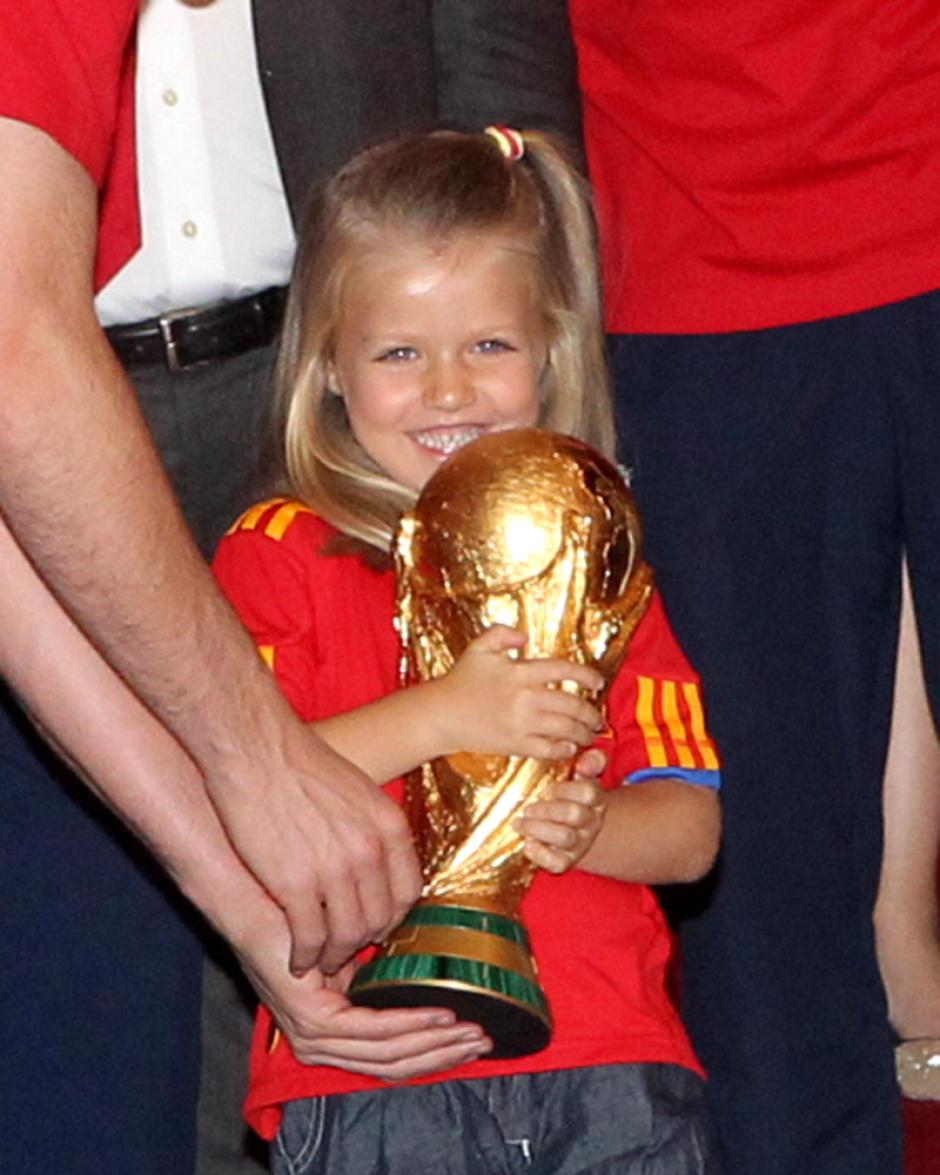 Su Alteza Real la Princesa de Asturias con la Copa del Mundo conquistada por España en el Mundial de Sudáfrica, durante la audiencia concedida a la Selección Española de Fútbol 10/07/2010