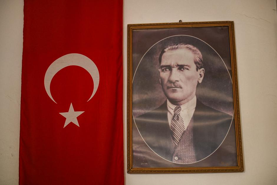 Un retrato del fundador de la Turquía moderna Mustafa Kemal Ataturk, junto a la bandera