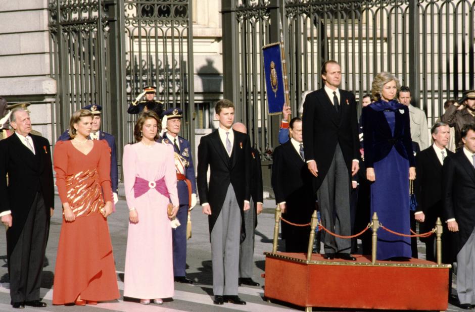 Los Reyes, el Príncipe, las Infantas y el padre del Rey, Don Juan Carlos de Borbón, reciben honores militares