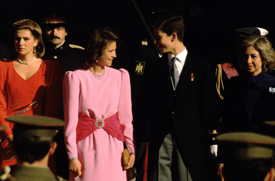 La Infanta Elena conversa con su hermano el Príncipe Felipe antes de entrar al Congreso