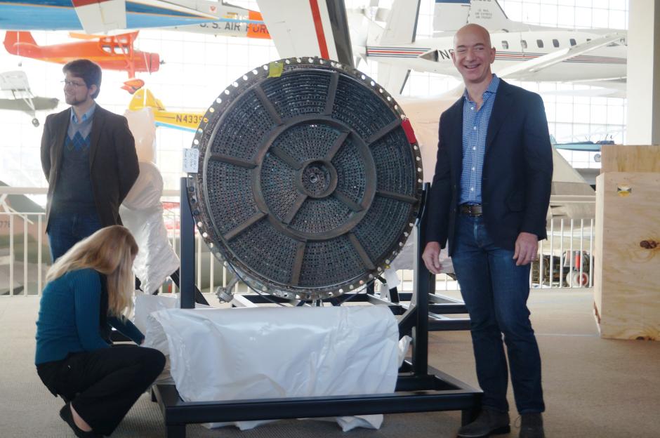 Bezos, junto a una de las piezas recuperadas durante la presentación de la muestra en el Museo de la Aviación de Seattle, en 2017