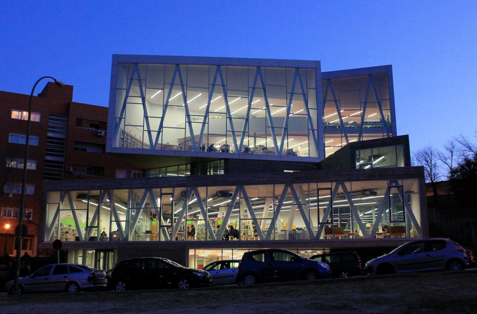 'ANA MARIA MATUTE' MUNICIPAL PUBLIC LIBRARY in Carabanchel district in Madrid (Spain). Designed by 'RSP arquitectos' firm and completed in 2012.