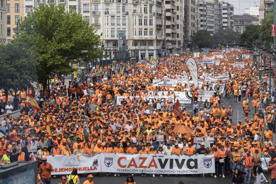 Miles de cazadores, manifestados en Valencia en defensa del sector