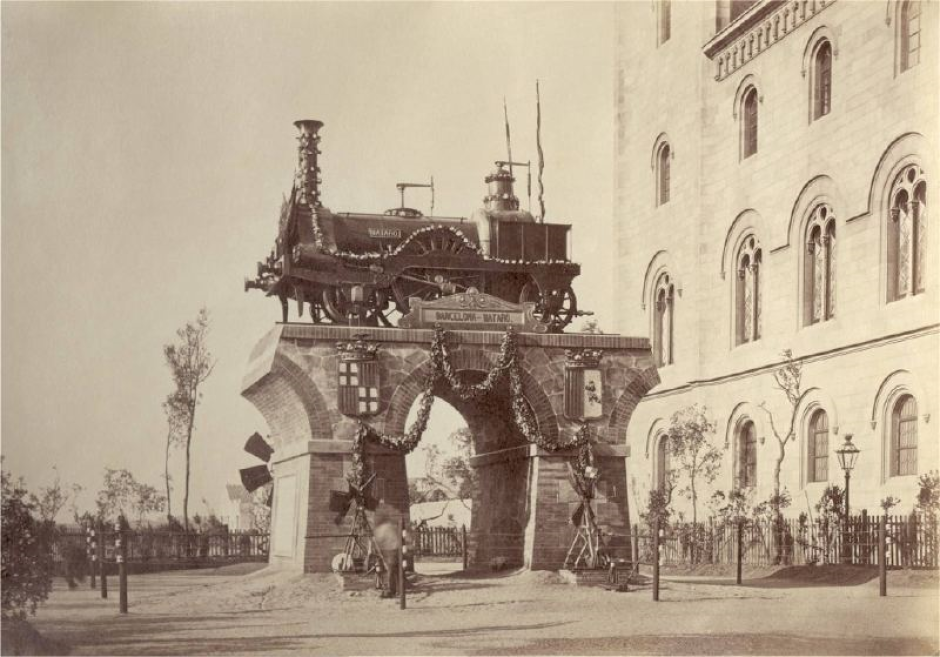 Monumento al ferrocarril Barcelona-Mataró (1877) en la Plaza de la Universidad de de Barcelona