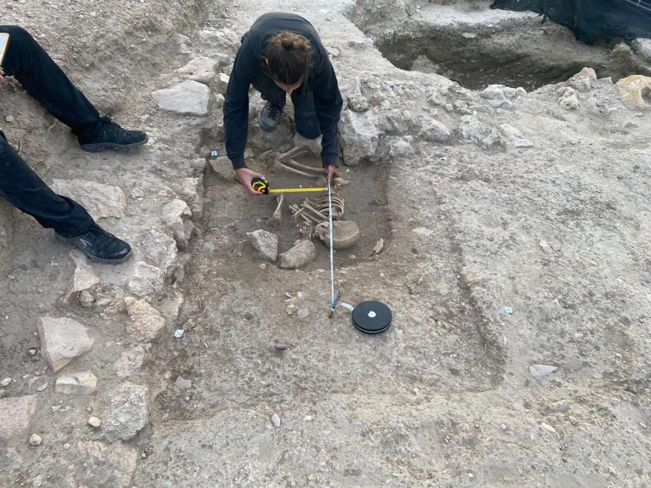 El equipo de arqueólogos toman medidas de los restos del infante visigodo