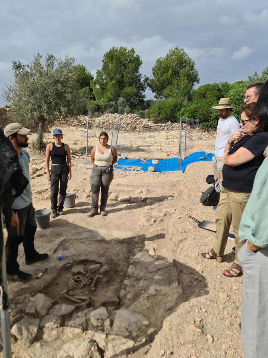 El equipo investigador, a pie de campo, en el yacimiento arqueológico