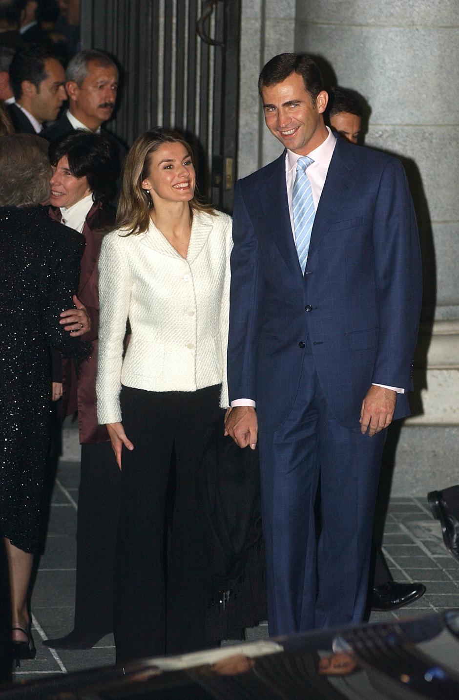 PRIMERA APARICION PUBLICA DEL PRINCIPE FELIPE CON SU PROMETIDA LETIZIA ORTIZ EN EL TEATRO REAL DE MADRID
JJS / © KORPA
03/11/2003 
MADRID 
 *** Local Caption *** FIRST APEARANCE OF FELIPE DE BORBON AND LETIZIA ORTIZ IN A PUBLIC ACT TO THE MUSIC CONCERT OF ROSTOPOVICH