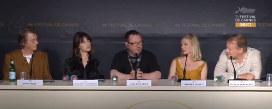 De izqda a dcha: John Hurt, Charlotte Gainsbourg, Lars von Trier, Kirsten Dunst y Stellan Skarsgård en la rueda de prensa de Cannes 2011