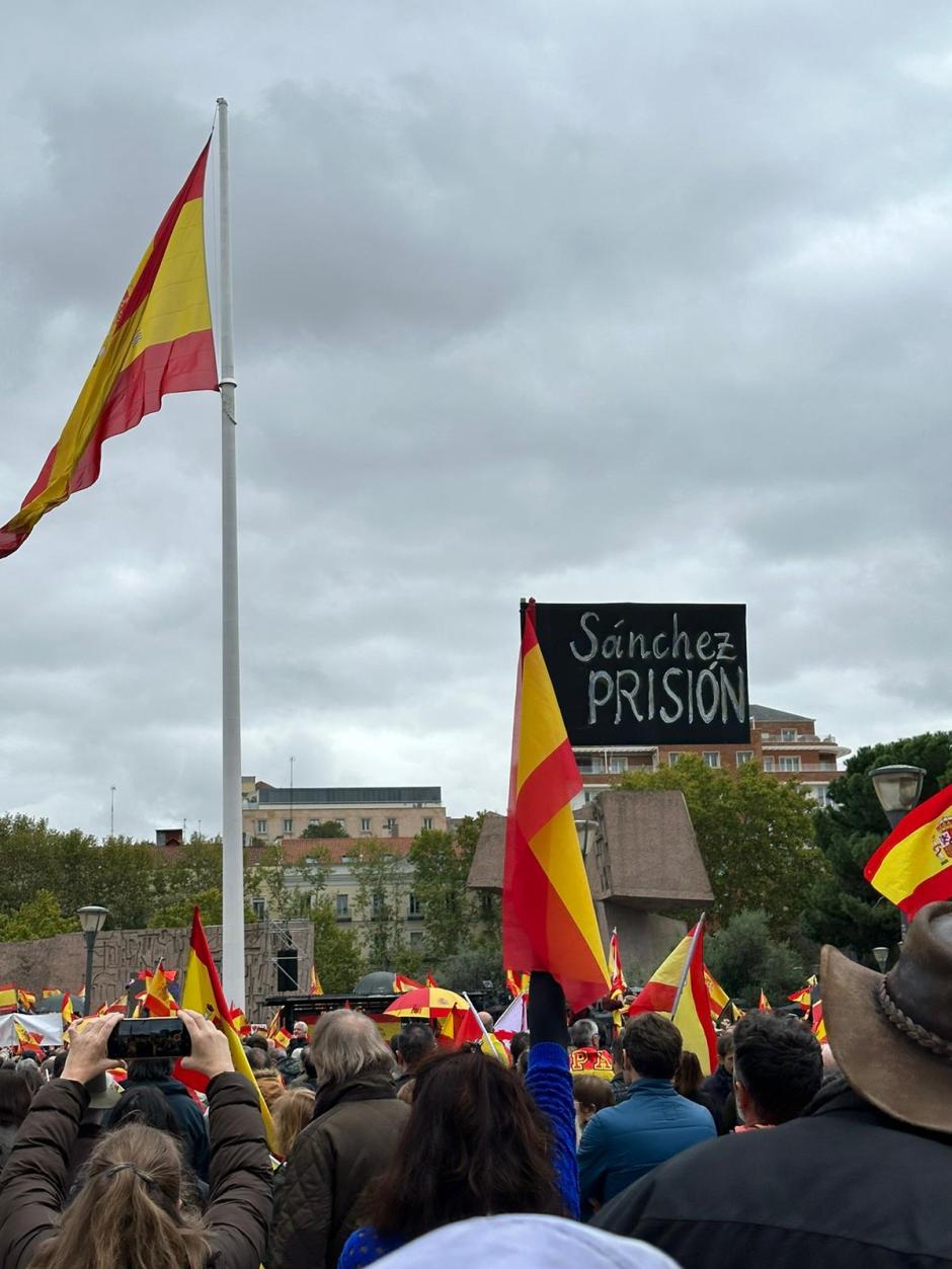 Una pancarta con el lema "Sánchez a prisión"