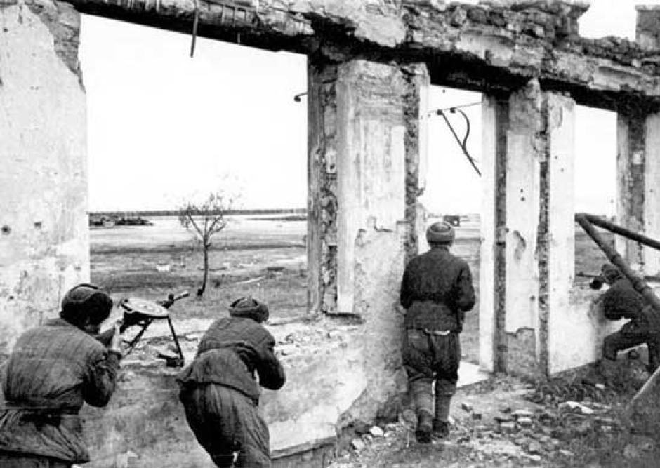 Soldados soviéticos luchando en las afueras de Kerch durante la operación de desembarco Kerch-Eltigen