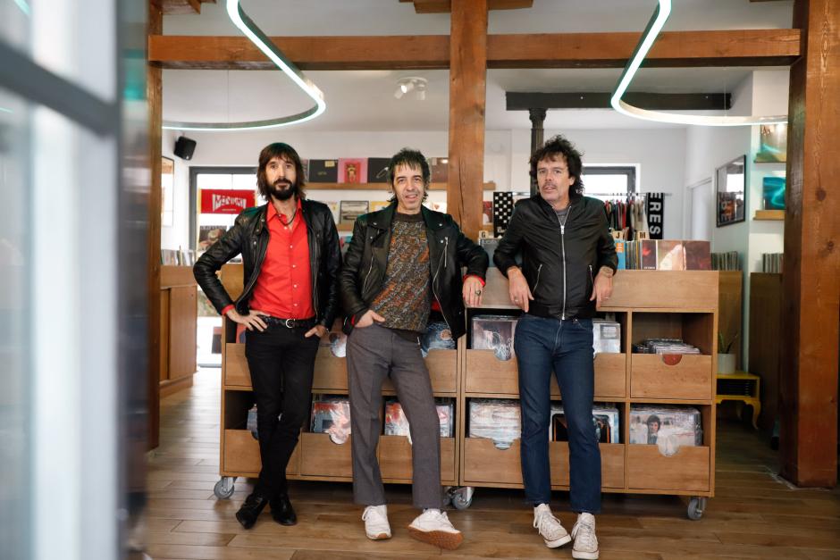 Axel, Marc y Jesús de Sidonie frente estanterías llenas de vinilos en Marilians Records, en Madrid