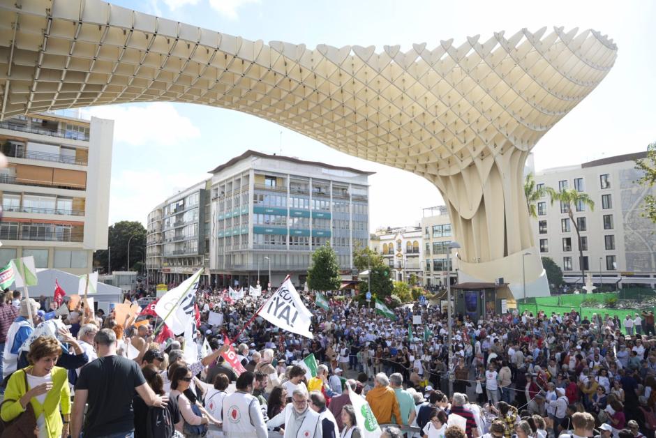 Miles de personas se reunieron en las Setas al término de la 'marea blanca' celebrada en Sevilla