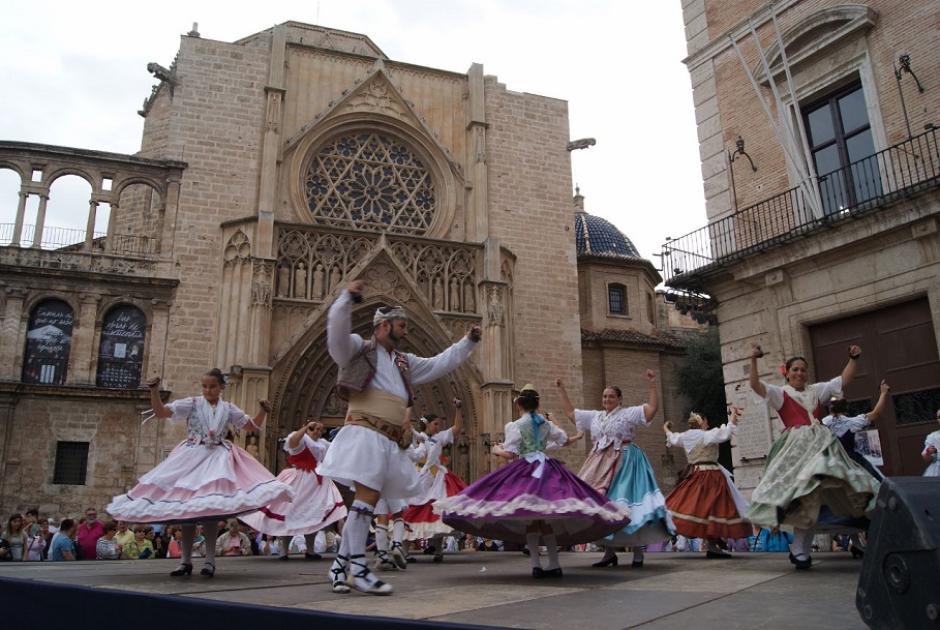 Un instante de la actuación de bailes tradicionales celebrada en Valencia