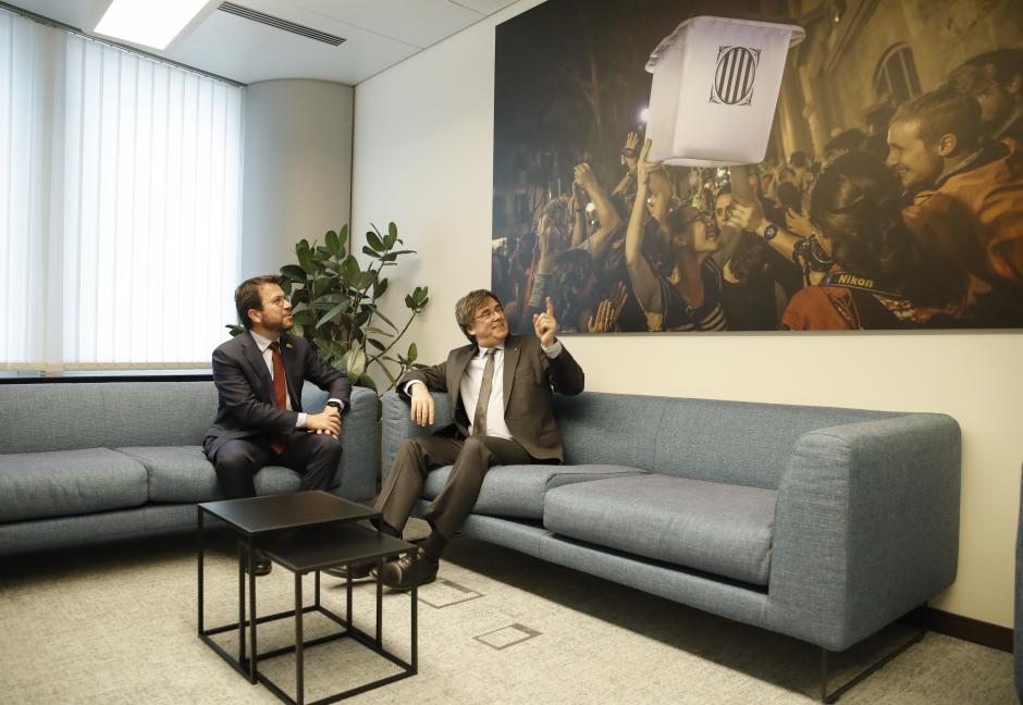 Carles Puigdemont y Pere Aragonès en la sala del Parlamento Europeo donde el fugado de la justicia se ha reunido hoy con Santos Cerdán
