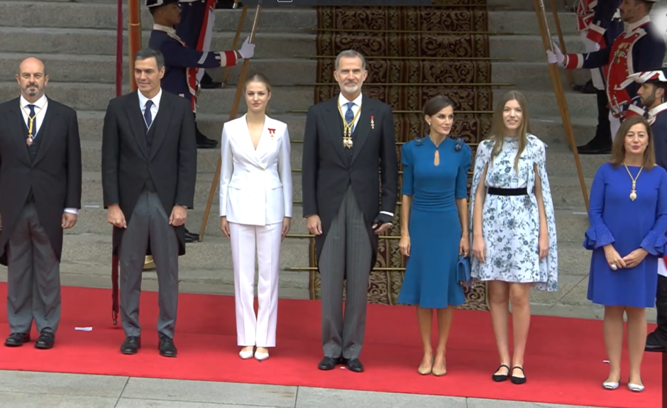 La 
Familia Real en la puerta de los Leones del Congreso junto a los presidentes del Gobierno, del Senado y del Congreso